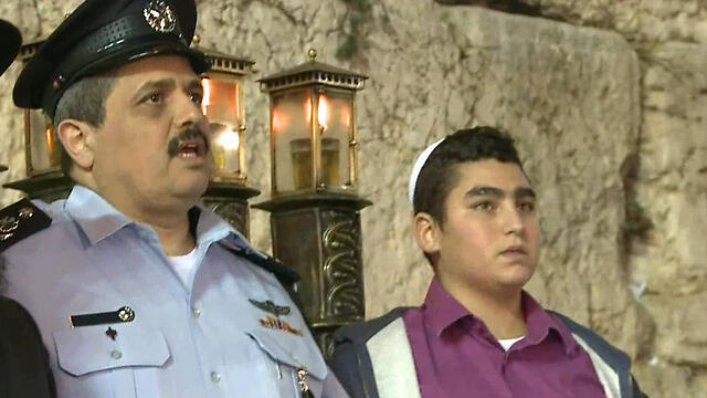 Stabbing victim Naor Ben-Ezra with Police Commissioner Roni Alsheikh (Photo: Ofer Meir)