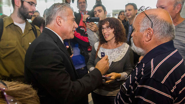 Yair Lapid talking to Israelis about to fly abroad (Photo: Ido Erez)