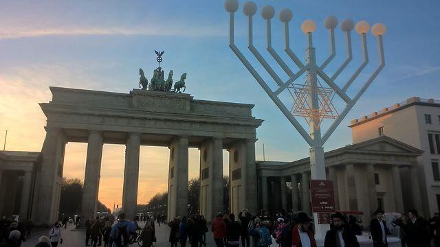 A Menorah is set up in front of Berlin's Brandenburg Gate (Photo: Alon Goichman) (צילום: אלון גויכמן) A Menorah is set up in front of Berlin's Brandenburg Gate (Photo: Alon Goichman)