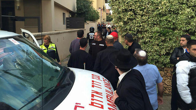 Outside the house where the terrorist was caught in Ranana (Photo: Hillel Atlan) (צילום: הלל אטלן) Outside the house where the terrorist was caught in Ranana (Photo: Hillel Atlan)