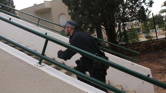 Police officer searches for possible second terrorist in Raanana (Photo: Ido Erez) (צילום: עידו ארז) Police officer searches for possible second terrorist in Raanana (Photo: Ido Erez)