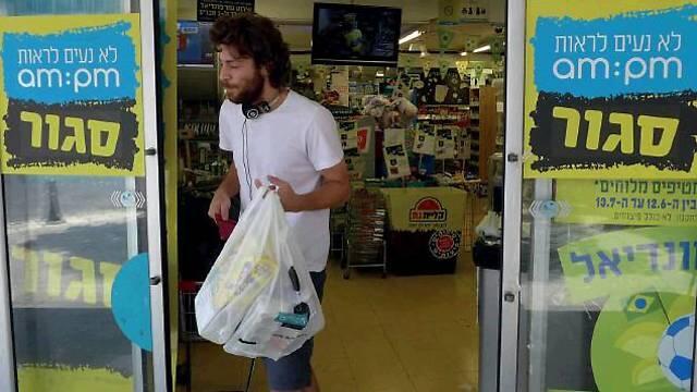 Will Tel Aviv's inner-city convenience stores be forced to close? (Photo: Shaul Golan)