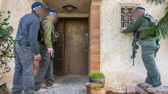 Security forces at entrance to private home in Ramat Aviv on Monday (Photo: Ido Erez) (צילום: עידו ארז) Security forces at entrance to private home in Ramat Aviv on Monday (Photo: Ido Erez)
