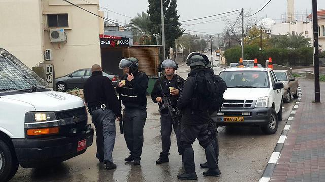 Special police forces in Arara, where Nashat Melhem was hiding (Photo: Hassan Shaalan) (צילום: חסן שעלאן) Special police forces in Arara, where Nashat Melhem was hiding (Photo: Hassan Shaalan)