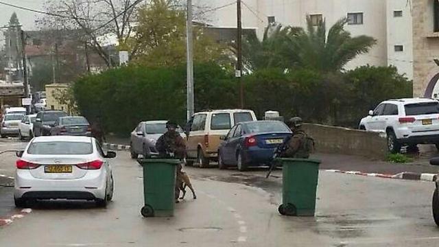 Security forces blocking off a street in Arara while searching for Nashat Melhem (Photo: Mohammed Abu Gosh) (קרדיט: מחמד אבו גוש) Security forces blocking off a street in Arara while searching for Nashat Melhem (Photo: Mohammed Abu Gosh)