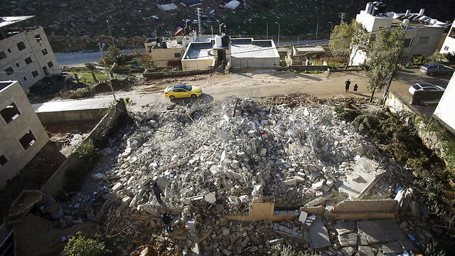 Ruins of house where a terrorist who murdered two Israelis lived (Photo: Reuters) (צילום: רויטרס) Ruins of house where a terrorist who murdered two Israelis lived (Photo: Reuters)