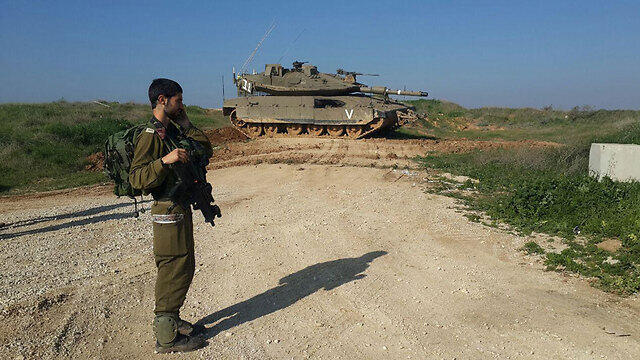 IDF troops on the Gaza border (Photo: Roee Idan) (צילום: רועי עידן) IDF troops on the Gaza border (Photo: Roee Idan)