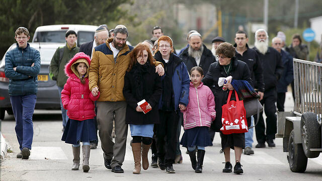 Dafna Meir's husband and children arrive at the Givat Shaul cemetery (Photo: Reuters) (צילום: רויטרס) Dafna Meir's husband and children arrive at the Givat Shaul cemetery (Photo: Reuters)