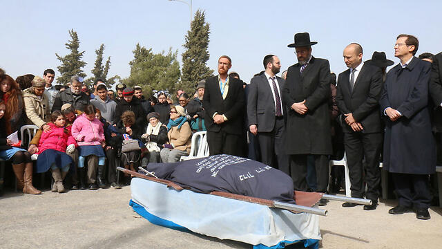 Opposition lead Herzog, right, standing alongside Education Minister Bennett and Chief Rabbi David Lau at the funeral (Photo: TPS) (צילום: הלל מאיר, tps) Opposition lead Herzog, right, standing alongside Education Minister Bennett and Chief Rabbi David Lau at the funeral (Photo: TPS)
