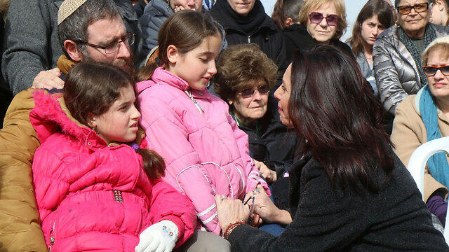 Culture Minister Miri Regev comforting Dafna's husband and children (Photo: TPS) (צילום: הלל מאיר, tps) Culture Minister Miri Regev comforting Dafna's husband and children (Photo: TPS)
