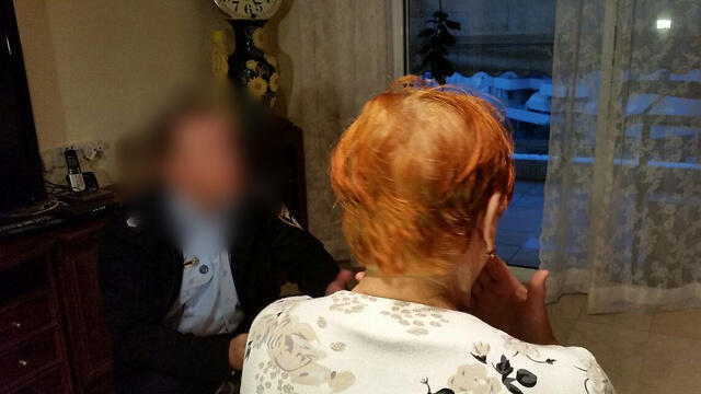 Потерпевшая дает показания сотруднице полиции. Фото: Ави Муалем