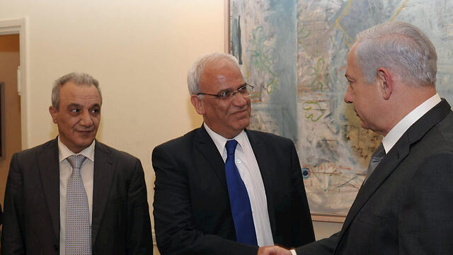 L to R: Faraj, Erekat and PM Netanyahu (Photo: Amos Ben Gershom) (צילום: עמוס בן גרשום) L to R: Faraj, Erekat and PM Netanyahu (Photo: Amos Ben Gershom)