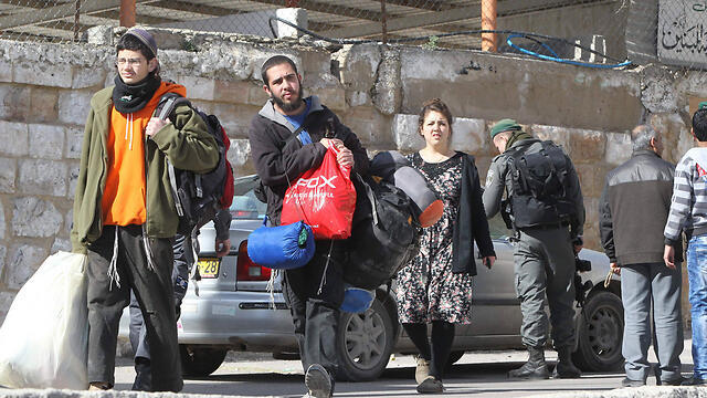 The settlers being removed from the Hebron homes (Photo: AFP) (צילום: AFP) The settlers being removed from the Hebron homes (Photo: AFP)