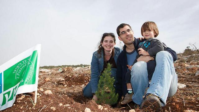Families that plant trees together, stay together (Photo: Ancho Gush, KKL)