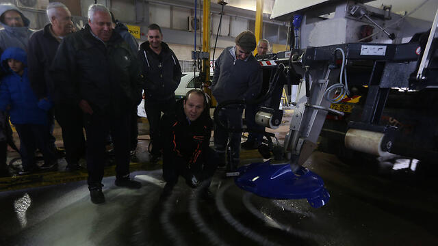 Jerusalem Municipality employees make preparations (Photo: Gil Yohanan) (צילום: גיל יוחנן) Jerusalem Municipality employees make preparations (Photo: Gil Yohanan)