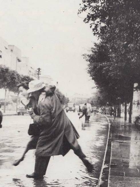 Skipping over a puddle on Dizengoff Street in the 1960s (Photo: Boris Carmi) (צילום: בוריס כרמי) Skipping over a puddle on Dizengoff Street in the 1960s (Photo: Boris Carmi)