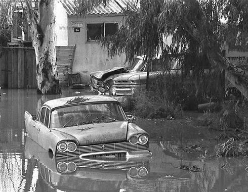 Stuck car in the Montefiore neighborhood, Tel Aviv, 1974 (Photo: Yaakov Sa'ar/GPO) (צילום: יעקב סער, לע"מ) Stuck car in the Montefiore neighborhood, Tel Aviv, 1974 (Photo: Yaakov Sa'ar/GPO)