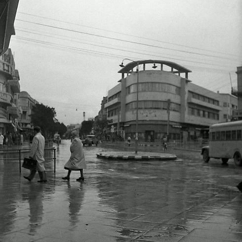 Magen David Square at the intersection of Allenby, King George, Sheinkin, Nachlat Binyamin and Carmel Streets, Tel Aviv, 1940 (Photo: Yaakov Rosner/Harvard University Library) (צילום: יעקב רוזנר, Harvard University Library) Magen David Square at the intersection of Allenby, King George, Sheinkin, Nachlat Binyamin and Carmel Streets, Tel Aviv, 1940 (Photo: Yaakov Rosner/Harvard University Library)