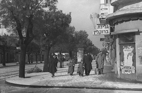 Corner of 15 Allenby Street and 1 Idelson Street in Tel Aviv, 1950 (Photo: David Eldan/GPO) (צילום: דוד אלדן, לע"מ) Corner of 15 Allenby Street and 1 Idelson Street in Tel Aviv, 1950 (Photo: David Eldan/GPO)