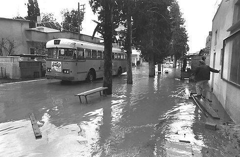 Flooding in the Montefiore neighborhood, Tel Aviv, 1974 (Photo: Yaakov Sa'ar/GPO) (צילום: יעקב סער, לע"מ) Flooding in the Montefiore neighborhood, Tel Aviv, 1974 (Photo: Yaakov Sa'ar/GPO)