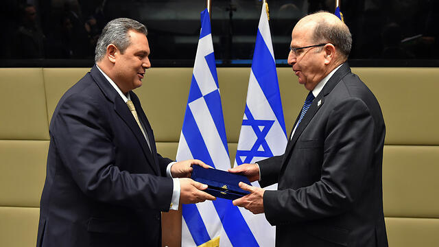 Ya'alon in Greece (Photo: Ariel Hermoni, Defense Ministry) (צילום: אריאל חרמוני, משרד הביטחון) Ya'alon in Greece (Photo: Ariel Hermoni, Defense Ministry)