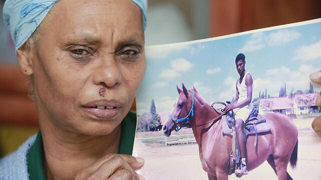Abera Mengistu's mom holding a picture of him (Photo: Gadi Kabalo) (צילום: גדי קבלו) Abera Mengistu's mom holding a picture of him (Photo: Gadi Kabalo)