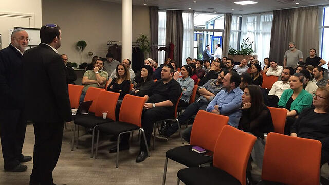 Samaria Regional Council Chief Yossi Dagan with the olim (צילום: מועצה אזורית שומרון) Samaria Regional Council Chief Yossi Dagan with the olim