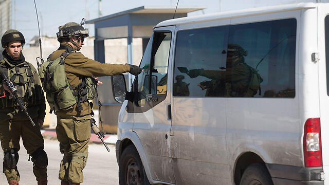 IDF soldiers checking IDs at the entrance to Ramallah (Photo: EPA) (צילום: EPA ) IDF soldiers checking IDs at the entrance to Ramallah (Photo: EPA)