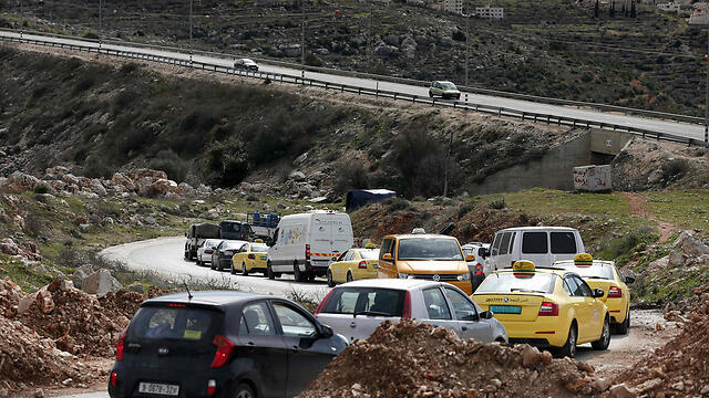A long line of cars waiting to enter Ramallah (Photo: AFP) (צילום: AFP) A long line of cars waiting to enter Ramallah (Photo: AFP)