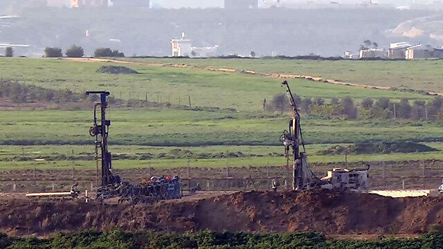 IDF searching for Hamas tunnels near Sderot (Photo: Roee Idan) (צילום: רועי עידן) IDF searching for Hamas tunnels near Sderot (Photo: Roee Idan)