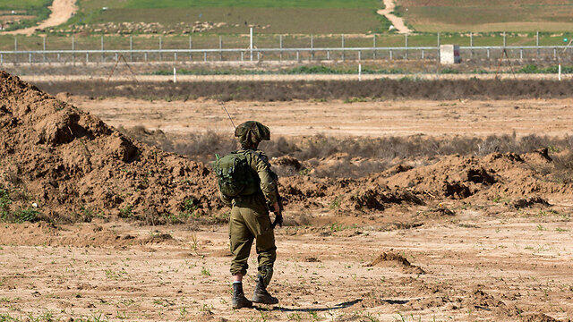 IDF soldier on the Gaza border (Photo: EPA) (צילום: EPA) IDF soldier on the Gaza border (Photo: EPA)