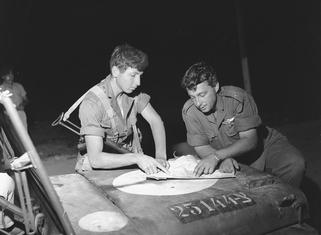 Ariel Sharon studies a map with Meir Har-Zion (Photo: IDF) Ariel Sharon studies a map with Meir Har-Zion