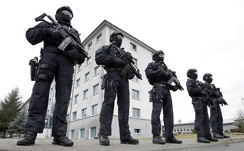 Police in Berlin. (Photo: AP) (צילום: AP) Police in Berlin. (Photo: AP)