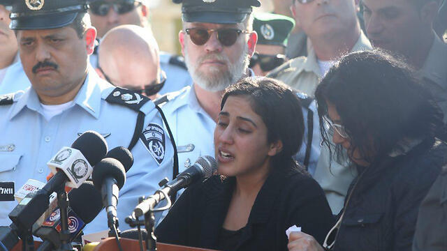 Mor Cohen eulogizing her sister (Photo: Motti Kimchi) 