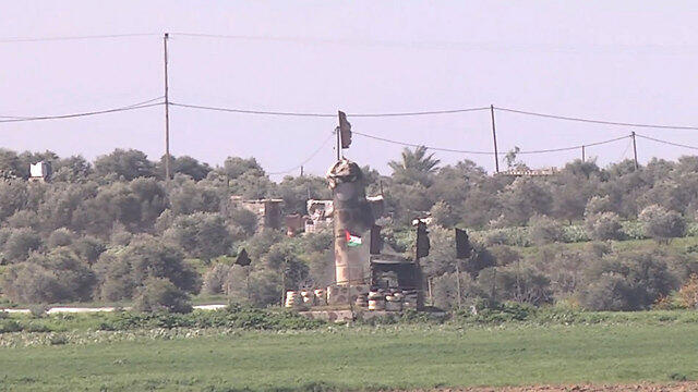 ISIS flag flying next to the Palestinian flag at a military position in central Gaza (Photo: Roee Idan) (צילום: רועי עידן) ISIS flag flying next to the Palestinian flag at a military position in central Gaza (Photo: Roee Idan)