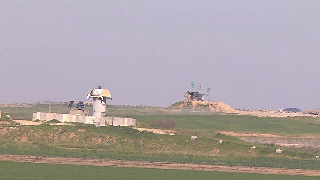 At loggerheads: Hamas military positions facing IDF pillbox (Photo: Roee Idan) (צילום: רועי עידן) At loggerheads: Hamas military positions facing IDF pillbox (Photo: Roee Idan)