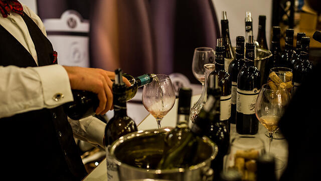 A sommelier pouring Israeli wine (Photo: Kobi Richter, TPS)