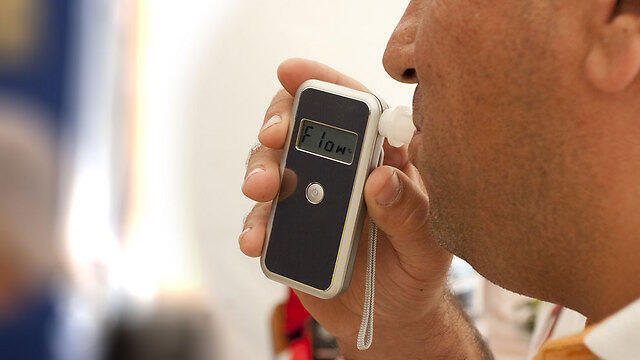 Тест на алкоголь. Фото: shutterstock (צילום: shutterstock) Тест на алкоголь. Фото: shutterstock