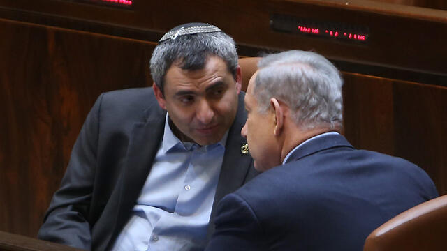 MK Zeev Elkin speaking with Prime Minister Binyamin Netanyahu (Photo: Alex Kolomoisky) (צילום: אלכס קולומויסקי) MK Zeev Elkin speaking with Prime Minister Binyamin Netanyahu (Photo: Alex Kolomoisky)