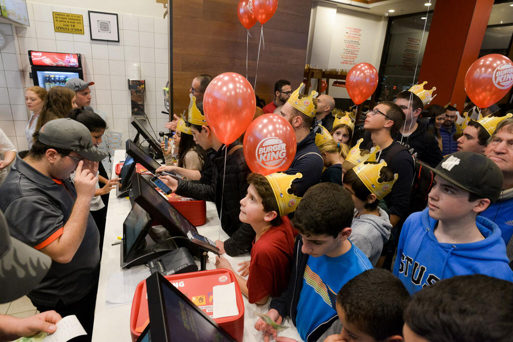 Children wearing paper crowns wait in line at the counter during the opening of Burger King’s first branch in Israel, in Tel Aviv, Feb. 2016 (Photo: Shahar Shedrin) Children wearing paper crowns wait in line at the counter during the opening of Burger King’s first branch in Israel, in Tel Aviv, Feb. 2016