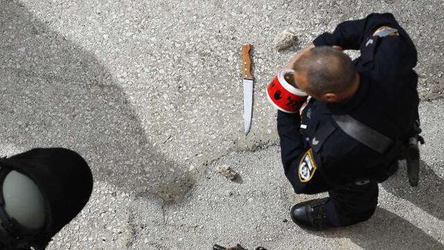Knife used by the attacker in Hebron (Photo: EPA) (צילום: EPA) Knife used by the attacker in Hebron (Photo: EPA)