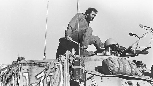 Avigdor Kahalni climbing out of a tank during the Yom Kippur War (Photo: Tom Heyman) Avigdor Kahalni climbing out of a tank during the Yom Kippur War