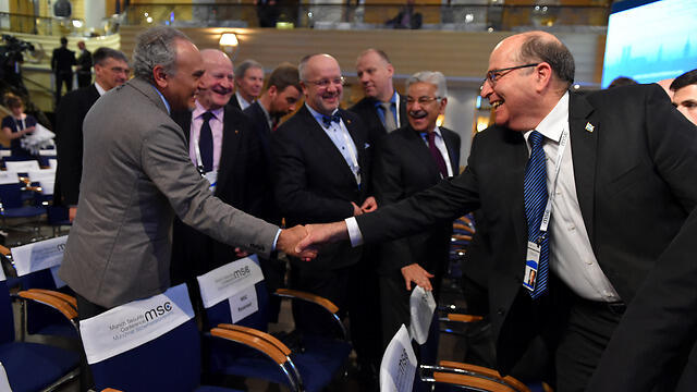 Ya'alon shaking hands with Saudi Prince Turki al-Faisal at the defense conference (Photo: Defense Ministry) (צילום: אריאל חרמוני/משרד הביטחון) Ya'alon shaking hands with Saudi Prince Turki al-Faisal at the defense conference (Photo: Defense Ministry)