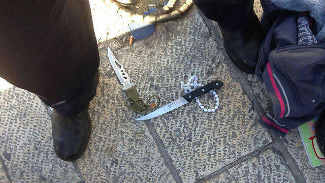 Knives from the attempted stabbing at the Damascus Gate (Photo: Police Spokesperson's office) (צילום: דוברות המשטרה) Knives from the attempted stabbing at the Damascus Gate (Photo: Police Spokesperson's office)