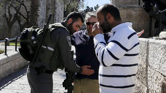 Washington Post reporters William Booth and Sufian Taha being questioned by Border Police (Photo: Reuters)
