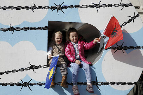 Kosovar children celebrate Kosovo Independence Day. (Photo: Reuters) (צילום: רויטרס) Kosovar children celebrate Kosovo Independence Day. (Photo: Reuters)