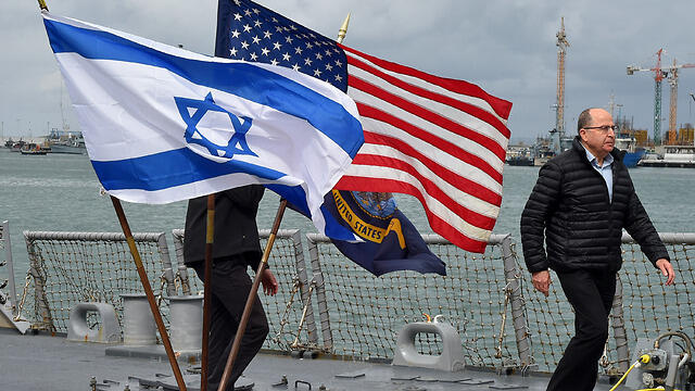 Ya'alon aboard the USS Carney (Photo: Defense Ministry) (צילום: אריאל חרמוני/ משרד הביטחון) Ya'alon aboard the USS Carney (Photo: Defense Ministry)