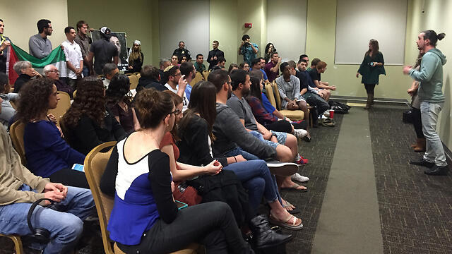BDS activists disrupt pro-Israel lecture (Photo: StandWithUs) (צילום: Standwithus) BDS activists disrupt pro-Israel lecture (Photo: StandWithUs)