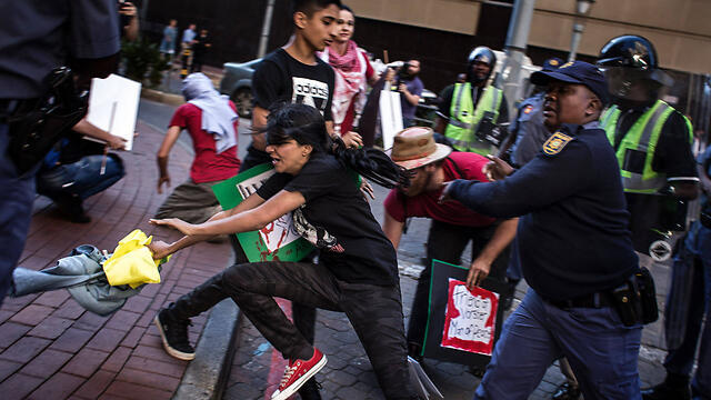 Confrontations between BDS activists and police (Photo: AFP) (צילום: AFP) Confrontations between BDS activists and police (Photo: AFP)