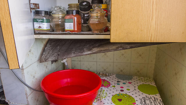 Протекающий потолок, разваливающаяся мебель: квартира "Амидара" в Кадиме. Фото: Идо Эрез